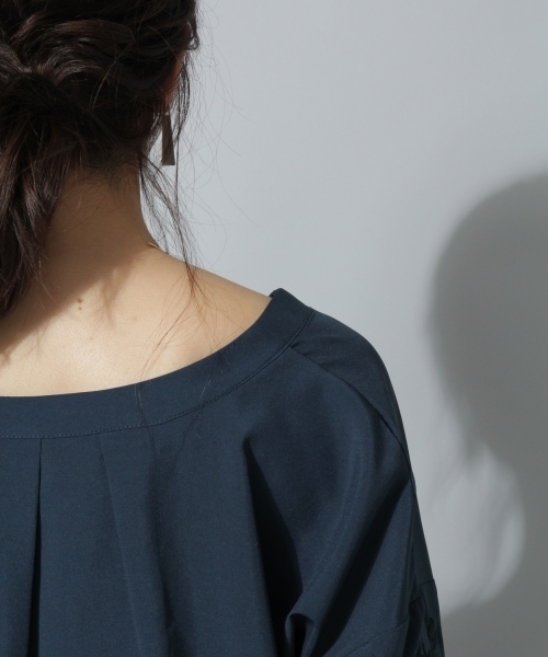 Andemiu（アンデミュウ）の「ソデシシュウヌケエリブラウス769083（シャツ/ブラウス・レディース・カーキ/アイボリー/ネイビー・FREE）」の14枚目の写真