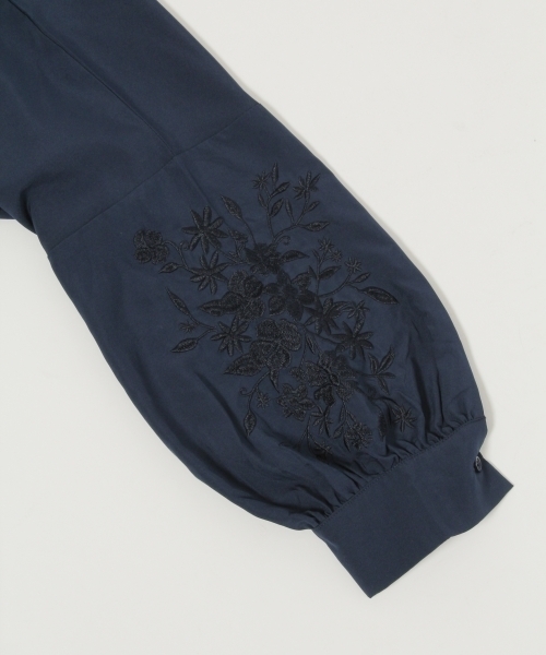 Andemiu（アンデミュウ）の「ソデシシュウヌケエリブラウス769083（シャツ/ブラウス・レディース・カーキ/アイボリー/ネイビー・FREE）」の9枚目の写真