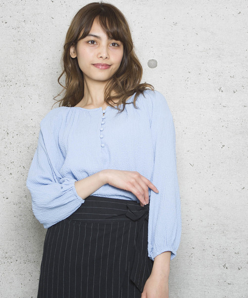 LUGG NAGG(ラグナグ)の「【Jewelobe/ ジュエローブ】フロントボタンブラウス(シャツ/ブラウス・レディース・オフホワイト/ブルー/ベージュ・FREE)」の1枚目の写真