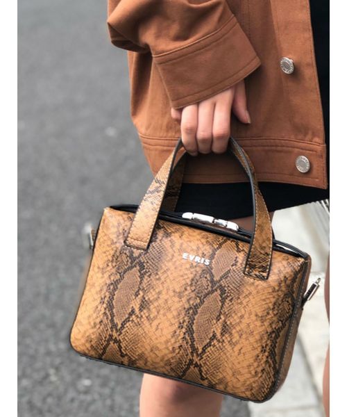 EVRIS（エヴリス）の「パイソンライクスクエアショルダーBAG（ショルダーバッグ・レディース・ホワイト/ブラック/ブラウン・FREE）」の3枚目の写真