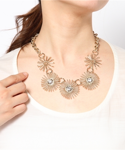 VICKY(ビッキー)の「メタリックフラワーネックレス(ネックレス・レディース・シルバー/ゴールド・FREE)」の3枚目の写真