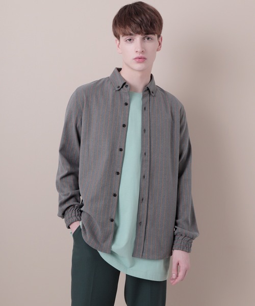 EMMA CLOTHES(エマクローズ)の「シャーリングスリーブ ボタンダウンストライプ柄シャツ(シャツ/ブラウス・メンズ・ブラック/グレー・M/L)」の2枚目の写真