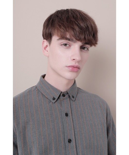 EMMA CLOTHES(エマクローズ)の「シャーリングスリーブ ボタンダウンストライプ柄シャツ(シャツ/ブラウス・メンズ・ブラック/グレー・M/L)」の8枚目の写真