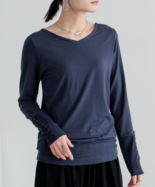 n'OrLABEL(ノアールレーベル)の「【吸湿発熱・保温】スクエア&Vネック2wayロンT(Tシャツ/カットソー・レディース・ブラック/アイボリー/モカ/バーガンディー/グレイッシュブルー/チャコール/ダークグレー/ネイビー・LL/M/L)」の1枚目の写真