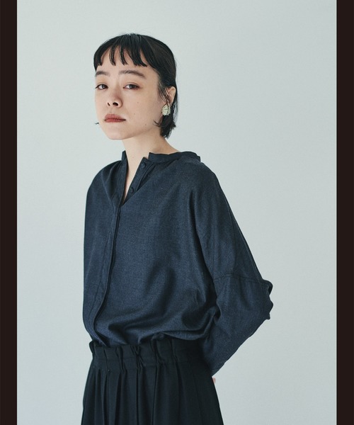 PUAL CE CIN(ピュアルセシン)の「【kanocoさん着用】チビスタンド前開きブラウス(Tシャツ/カットソー・レディース・チャコールグレー/ネイビー・FREE)」の1枚目の写真