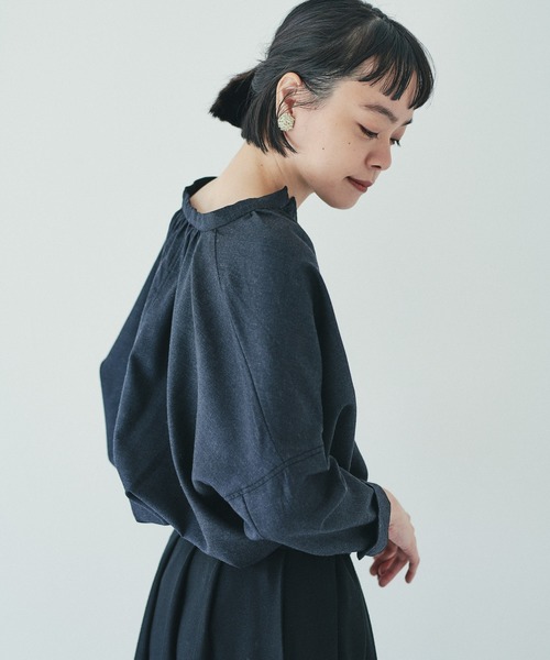 PUAL CE CIN(ピュアルセシン)の「【kanocoさん着用】チビスタンド前開きブラウス(Tシャツ/カットソー・レディース・チャコールグレー/ネイビー・FREE)」の8枚目の写真