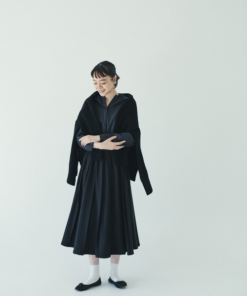 PUAL CE CIN(ピュアルセシン)の「【kanocoさん着用】チビスタンド前開きブラウス(Tシャツ/カットソー・レディース・チャコールグレー/ネイビー・FREE)」の5枚目の写真