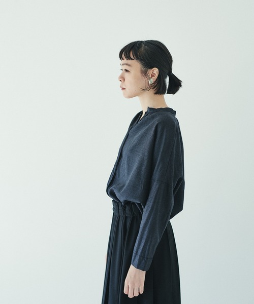 PUAL CE CIN(ピュアルセシン)の「【kanocoさん着用】チビスタンド前開きブラウス(Tシャツ/カットソー・レディース・チャコールグレー/ネイビー・FREE)」の3枚目の写真