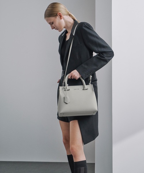 CHARLES & KEITH(チャールズ & キース)の「ダブルハンドル トートバッグ / Double Handle Tote Bag(トートバッグ・レディース・ブラック/グレー/レッド/カーキ/ダークブルー・L)」の17枚目の写真