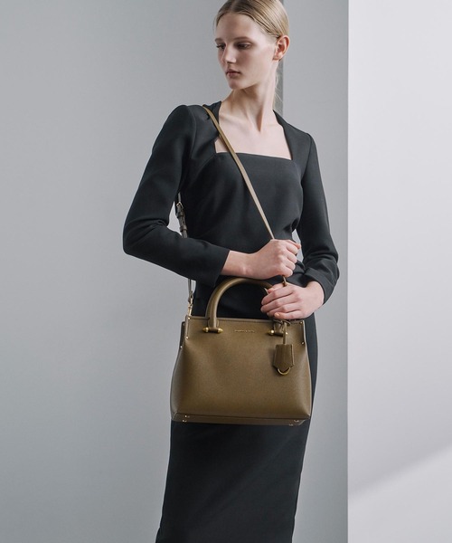 CHARLES & KEITH(チャールズ & キース)の「ダブルハンドル トートバッグ / Double Handle Tote Bag(トートバッグ・レディース・ブラック/グレー/レッド/カーキ/ダークブルー・L)」の21枚目の写真