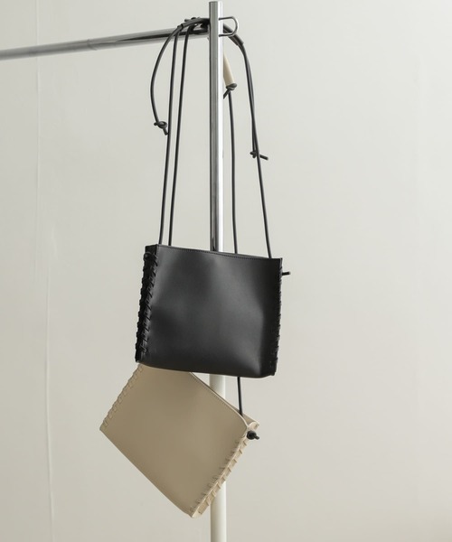 URBAN RESEARCH DOORS（アーバンリサーチドアーズ）の「ラバーストリングショルダーバッグ（ショルダーバッグ・レディース・ホワイト/ブラック・ONE）」の5枚目の写真