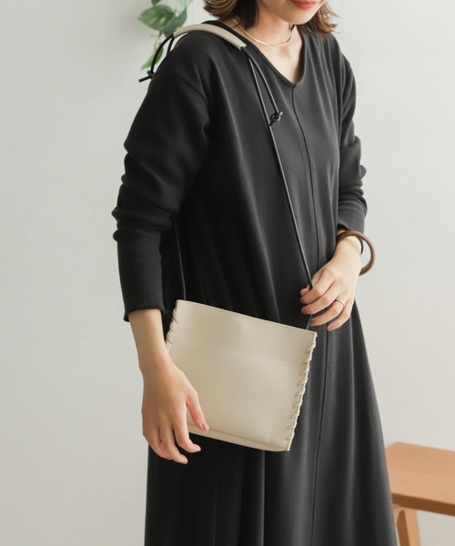 URBAN RESEARCH DOORS（アーバンリサーチドアーズ）の「ラバーストリングショルダーバッグ（ショルダーバッグ・レディース・ホワイト/ブラック・ONE）」の7枚目の写真