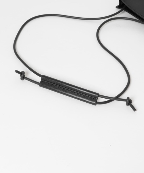 URBAN RESEARCH DOORS（アーバンリサーチドアーズ）の「ラバーストリングショルダーバッグ（ショルダーバッグ・レディース・ホワイト/ブラック・ONE）」の3枚目の写真