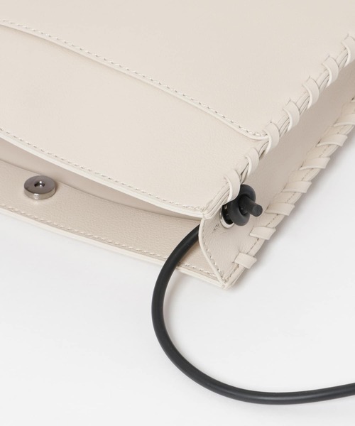 URBAN RESEARCH DOORS（アーバンリサーチドアーズ）の「ラバーストリングショルダーバッグ（ショルダーバッグ・レディース・ホワイト/ブラック・ONE）」の4枚目の写真