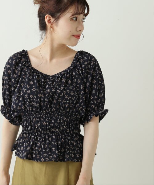 RAY CASSIN（レイカズン）の「飛び花柄シャーリングブラウス（シャツ/ブラウス・レディース・ネイビー/ベージュ/キナリ・FREE）」の3枚目の写真