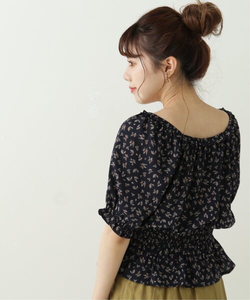 RAY CASSIN（レイカズン）の「飛び花柄シャーリングブラウス（シャツ/ブラウス・レディース・ネイビー/ベージュ/キナリ・FREE）」の4枚目の写真