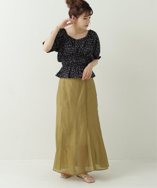 RAY CASSIN（レイカズン）の「飛び花柄シャーリングブラウス（シャツ/ブラウス・レディース・ネイビー/ベージュ/キナリ・FREE）」の5枚目の写真