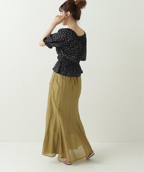 RAY CASSIN（レイカズン）の「飛び花柄シャーリングブラウス（シャツ/ブラウス・レディース・ネイビー/ベージュ/キナリ・FREE）」の6枚目の写真