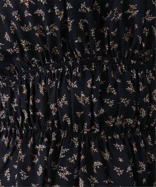 RAY CASSIN（レイカズン）の「飛び花柄シャーリングブラウス（シャツ/ブラウス・レディース・ネイビー/ベージュ/キナリ・FREE）」の7枚目の写真