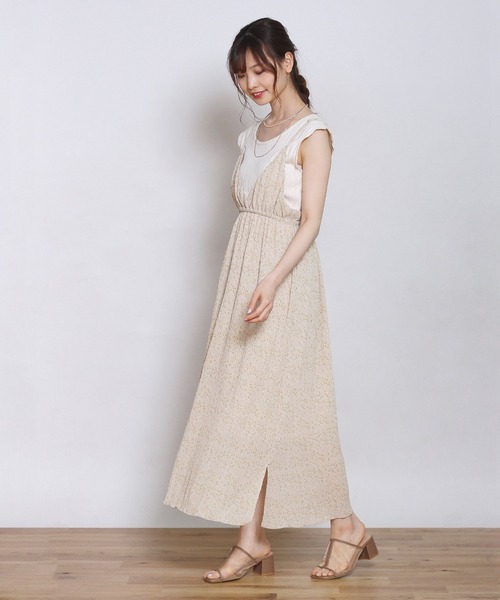 Crisp(クリスプ)の「フラワープリーツキャミワンピース(ワンピース・レディース・ホワイト/ブラック/アイボリー・FREE)」の1枚目の写真