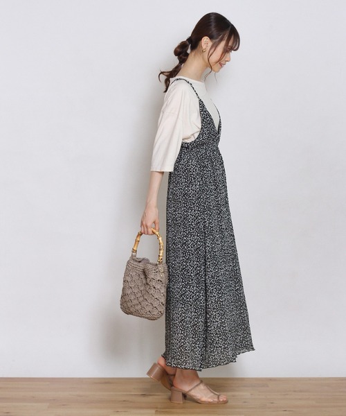 Crisp(クリスプ)の「フラワープリーツキャミワンピース(ワンピース・レディース・ホワイト/ブラック/アイボリー・FREE)」の8枚目の写真