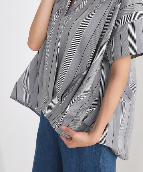 Bou Jeloud(ブージュルード)の「スキッパータックブラウス(シャツ/ブラウス・レディース・ネイビー/オフホワイト/グリーン/A・38)」の11枚目の写真