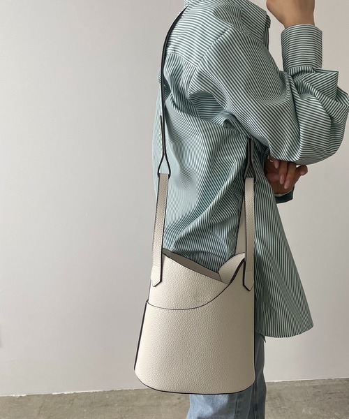 210nouve(トゥージュヌーブ)の「2WAYフェイクレザーバケツバッグ(ハンドバッグ・レディース・ホワイト/ブラック/ブラウン/キャメル・FREE)」の9枚目の写真