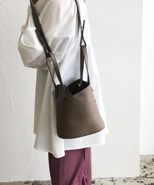 210nouve(トゥージュヌーブ)の「2WAYフェイクレザーバケツバッグ(ハンドバッグ・レディース・ホワイト/ブラック/ブラウン/キャメル・FREE)」の16枚目の写真