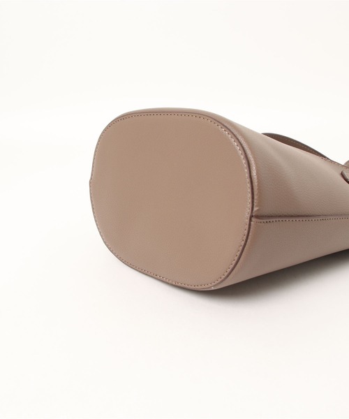 210nouve(トゥージュヌーブ)の「2WAYフェイクレザーバケツバッグ(ハンドバッグ・レディース・ホワイト/ブラック/ブラウン/キャメル・FREE)」の6枚目の写真