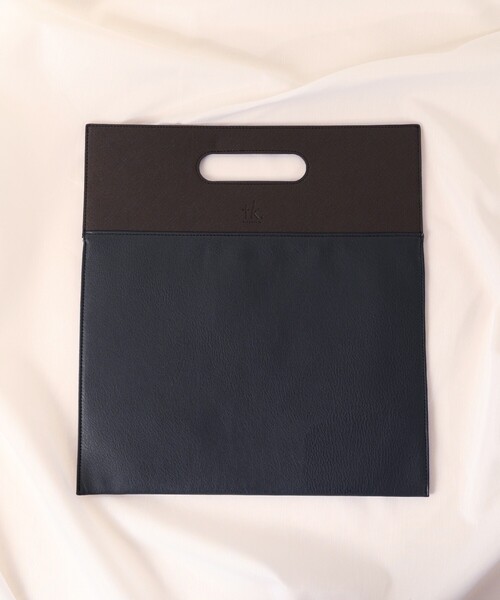 tk.TAKEO KIKUCHI（ティーケータケオキクチ）の「【WEB限定】FLシンプルクラッチ（クラッチバッグ・レディース・ブラック系5/ネイビー/ブラック・00）」の3枚目の写真