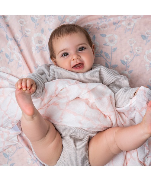aden + anais essentials（エイデンアンドアネイエッセンシャルズ）の「スワドル 2枚入り（おくるみ・キッズ・サーモンピンク・FREE）」の8枚目の写真