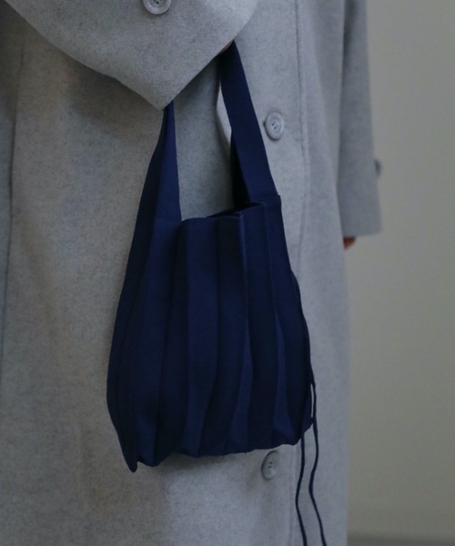 ap retro(アプレトロ)の「プリーツニットバッグ(ハンドバッグ・レディース・ネイビー/レッド/ブルー/グリーン/アイボリー・FREE)」の1枚目の写真