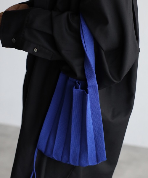 ap retro(アプレトロ)の「プリーツニットバッグ(ハンドバッグ・レディース・ネイビー/レッド/ブルー/グリーン/アイボリー・FREE)」の4枚目の写真