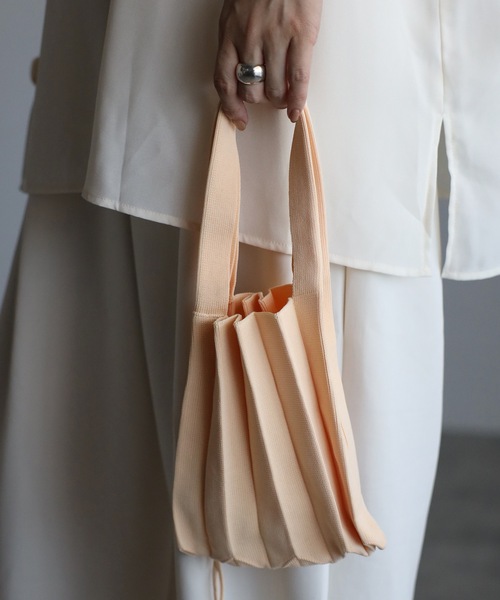 ap retro(アプレトロ)の「プリーツニットバッグ(ハンドバッグ・レディース・ネイビー/レッド/ブルー/グリーン/アイボリー・FREE)」の2枚目の写真