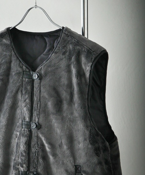 NILWAY（ニルウェイ）の「リバーシブル キルティング ボアファー ベスト（ベスト・レディース・ブラック×グリーン/グレー系/ベージュ系・MEDIUM/LARGE）」の11枚目の写真