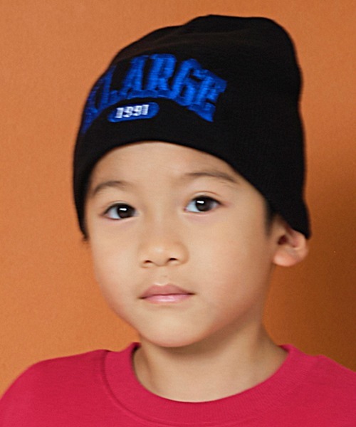 XLARGE KIDS(エクストララージキッズ)の「カレッジロゴニットキャップ(キャップ・キッズ・ブラック/グリーン/ネイビー・FREE)」の1枚目の写真