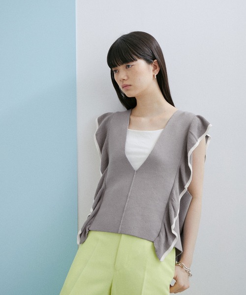 ADAM ET ROPE'(アダムエロペ)の「【サステナブル・WEB限定】フリルニットベスト(ベスト・レディース・ブラック/グレー/オフホワイト・FREE)」の9枚目の写真