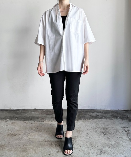 COMMON WARE（コモンウェアー）の「COMMONWARE:コットン ブロード ビッグサイズレギュラーカラーシャツS/S（シャツ/ブラウス・レディース・グレイッシュベージュ/グリーン/イエロー/ブラック/ブラック×ホワイト/ラベンダー/サックスブルー/グリーン系/ホワイト×ブルー/ホワイト/サックスブルー系・XL/L/M）」の2枚目の写真