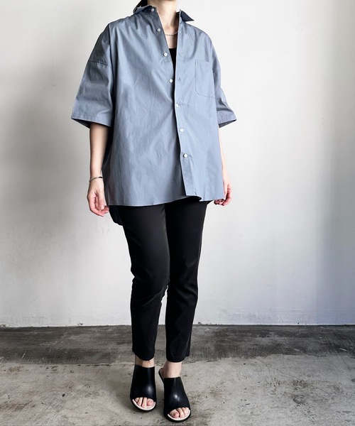 COMMON WARE（コモンウェアー）の「COMMONWARE:コットン ブロード ビッグサイズレギュラーカラーシャツS/S（シャツ/ブラウス・レディース・グレイッシュベージュ/グリーン/イエロー/ブラック/ブラック×ホワイト/ラベンダー/サックスブルー/グリーン系/ホワイト×ブルー/ホワイト/サックスブルー系・XL/L/M）」の8枚目の写真