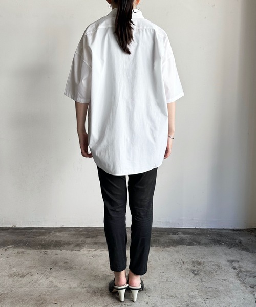 COMMON WARE（コモンウェアー）の「COMMONWARE:コットン ブロード ビッグサイズレギュラーカラーシャツS/S（シャツ/ブラウス・レディース・グレイッシュベージュ/グリーン/イエロー/ブラック/ブラック×ホワイト/ラベンダー/サックスブルー/グリーン系/ホワイト×ブルー/ホワイト/サックスブルー系・XL/L/M）」の16枚目の写真