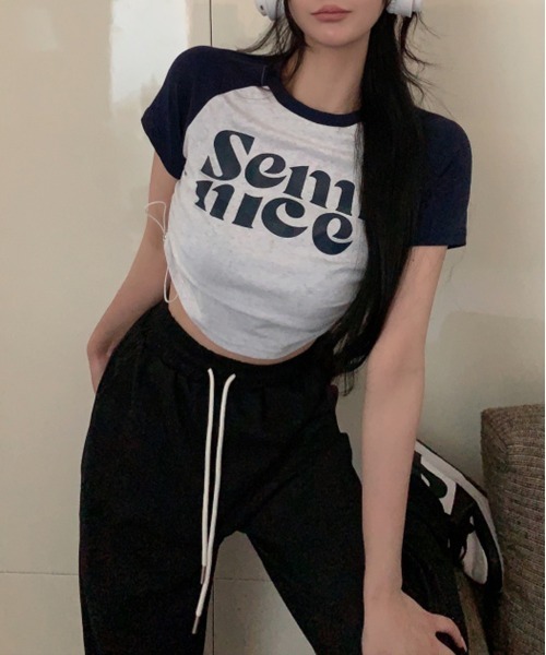 by muni:r(バイ ムニール)の「ラグランシャーリングクロップドTシャツ(Tシャツ/カットソー・レディース・ネイビー/ブラック・FREE)」の2枚目の写真