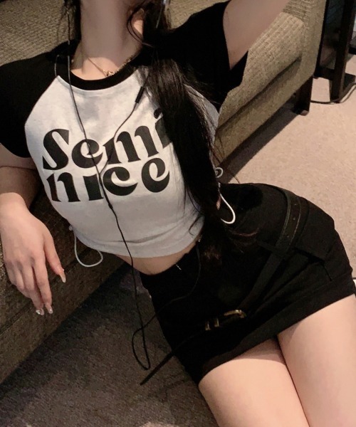 by muni:r(バイ ムニール)の「ラグランシャーリングクロップドTシャツ(Tシャツ/カットソー・レディース・ネイビー/ブラック・FREE)」の1枚目の写真