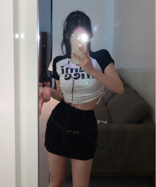 by muni:r(バイ ムニール)の「ラグランシャーリングクロップドTシャツ(Tシャツ/カットソー・レディース・ネイビー/ブラック・FREE)」の3枚目の写真
