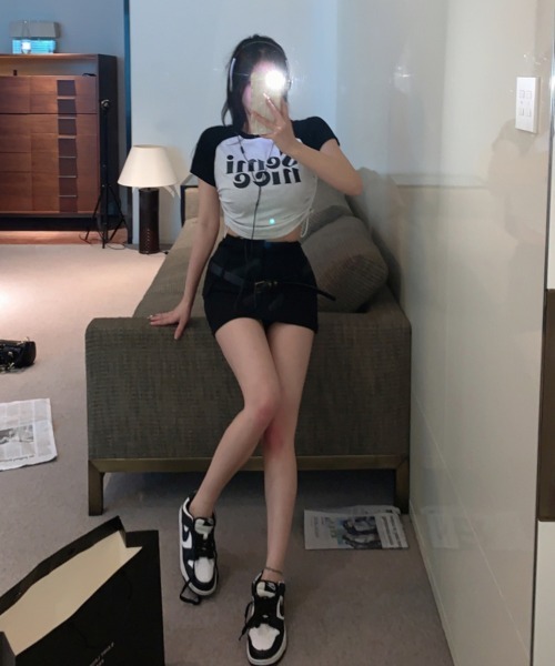 by muni:r(バイ ムニール)の「ラグランシャーリングクロップドTシャツ(Tシャツ/カットソー・レディース・ネイビー/ブラック・FREE)」の10枚目の写真