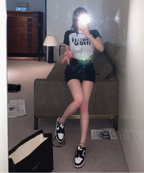 by muni:r(バイ ムニール)の「ラグランシャーリングクロップドTシャツ(Tシャツ/カットソー・レディース・ネイビー/ブラック・FREE)」の6枚目の写真