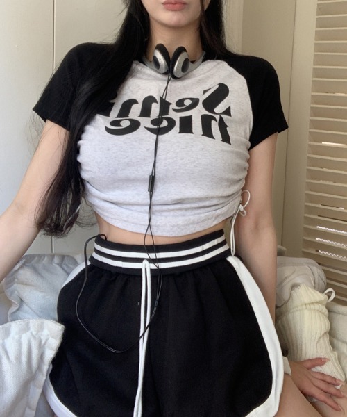 by muni:r(バイ ムニール)の「ラグランシャーリングクロップドTシャツ(Tシャツ/カットソー・レディース・ネイビー/ブラック・FREE)」の8枚目の写真