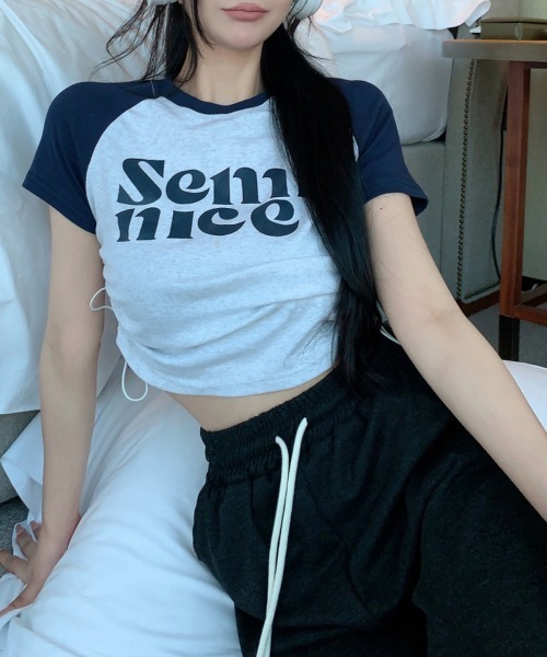 by muni:r(バイ ムニール)の「ラグランシャーリングクロップドTシャツ(Tシャツ/カットソー・レディース・ネイビー/ブラック・FREE)」の4枚目の写真