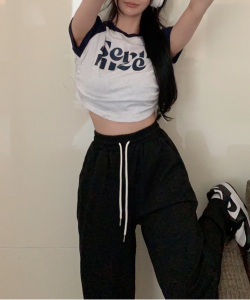 by muni:r(バイ ムニール)の「ラグランシャーリングクロップドTシャツ(Tシャツ/カットソー・レディース・ネイビー/ブラック・FREE)」の7枚目の写真