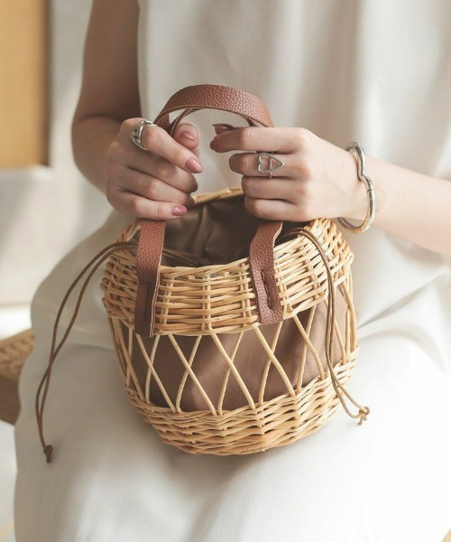 DONOBAN（ドノバン）の「丸形編み柳バッグ（かごバッグ・レディース・ブラウン/ブラック・ONESIZE）」の2枚目の写真