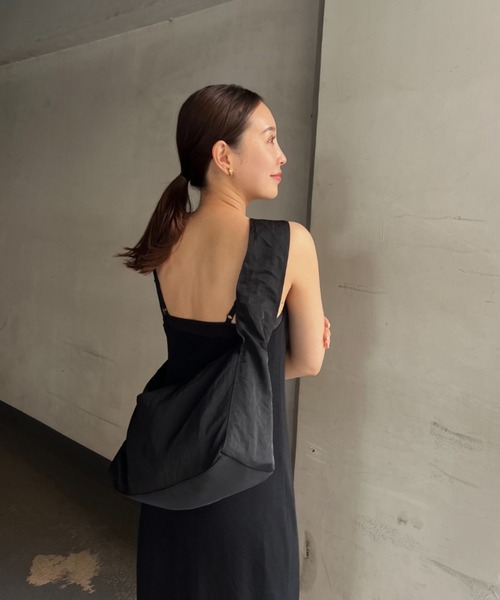 y/m by 村岡美里（イムバイムラオカミサト）の「ナイロンドローコードスクエアBAG（ショルダーバッグ・レディース・ブラック/アイボリー・FREE）」の10枚目の写真